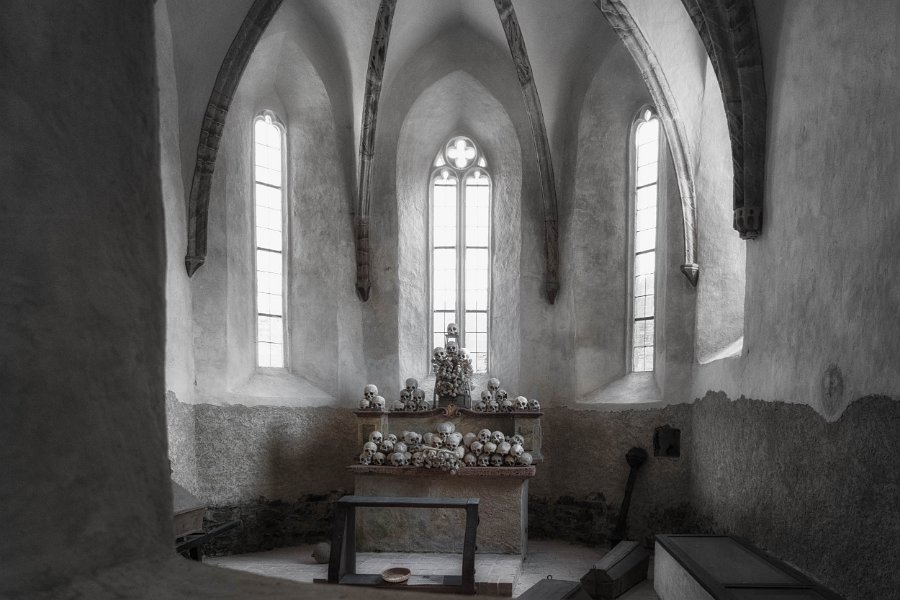 Makabrer Altar in Kapelle von Sankt Michael